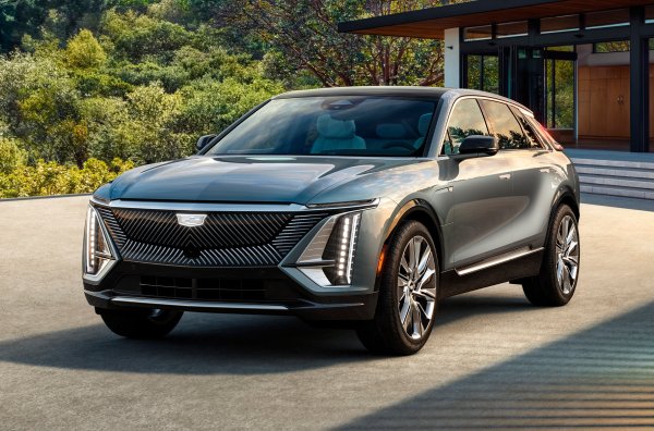 Първата версия - Debut Edition, на първа електрическа кола на марката беше разпродадена само за 19 минути, като възможната причина е скромният депозит от 100 долара. По това време не бяха обявени нито нивото на оборудване, нито тиражът на специално изпълнение, но един от дилърите призна, че става дума за 1500 бройки, всяка на цена от 59 990 долара.