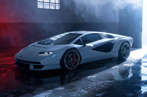 За по-малко от три дни италианците разпродадоха всичките 112 екземпляра на възродения модел. На това не попречи дори цената от 2 милиона евро, което е 6 пъти повече, отколкото струва Aventador S. При суперколата компанията комбинира класически стил и модерни технологии. Каросерията, изработена от въглеродни влакна, наподобява на външен вид както оригиналния прототип LP 400 S, така и купетата LP 500. 