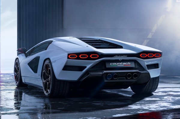 В основата на модела обаче е хибридът Sian FKP 37, от който са взети интериора, шасито и задвижващия агрегат. Той включва 6,5-литров атмосферен V12, суперондензатори и 7-степенна роботизирана скоростна кутия. Мощността на задвижващата система е 814 к.с.