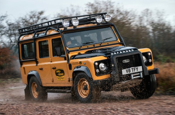 Само преди дни британската компания продаде специална версия на легендарния си модел, посветен на Camel Trophy. Тя включва 25 високопроходими превозни средства с бензинов 5,0-литров V8, произведени от подразделението Classic. Те се появяват цели 7 години, след като производството на първото поколение на модела беше прекратено.