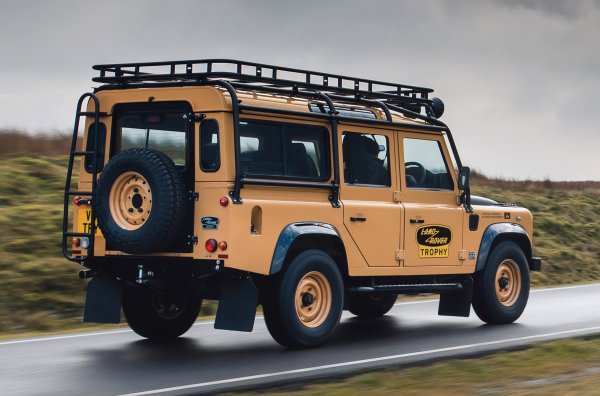 Машините са във версиите 90 и 110, като са оборудвани с двигател с механичен компресор, развиващ 405 к.с. и  515 Нм, съчетан с 8-степенна автоматична скоростна кутия ZF. Има и двустепенна раздатъчна кутия, както и преработени диференциали. В салона са поставени седалки Recaro, часовници Elliot Brown и информационно-развлекателна система Classic Infotainment System с навигация. Цените започват от 195 000 британки лири, което е 5 пъти повече от цената на нов SUV.