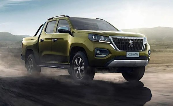 Видът на най-дългото Peugeot може да се окаже изненада за мнозина. Това е Landtrek, пикап, продаван само в Южна Африка и Латинска Америка и базиран на китайския Kaicene F70, който е разработен съвместно от Peugeot и Changan Automobile.
Landtrek се предлага с единична кабина и двойна кабина. Двойната кабина е по-дългата - 5390 мм.
