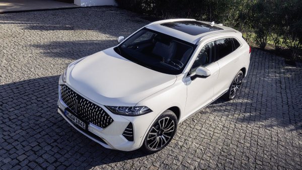 С GWM Wey 05 концернът Great Wall Motor подновява предлагането си и променя името на модела Wey Coffee 01. Същността обаче остава непроменена - дължина от 4,87 метра и plug-in хибриден двигател, който обещава електрически пробег от 146 км, което е рекорд за Европа.
