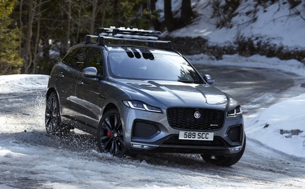 През 2021 г. Jaguar Land Rover обяви старта на стратегията &bdquo;Reimagine&ldquo;. При Land Rover тя предвижда добавяне на електрически SUV в гамата, докато за Jaguar означава край на моделите с ДВГ. Първите нови автомобили на марката трябва да излязат през 2025 г., но нещата явно не се развиват добре и напускането на главния изпълнителен директор Тиери Болоре е доказателство за това, че британският бранд, който иска да се конкурира с Bentley, може да не изкара до края на десетилетието.