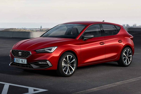 Следващият в списъка е SEAT Le&oacute;n, чийто електрически пробег, според цикъла WLTP, е 133 км. Този масов компактен автомобил се откроява със своята ефективност и много добра динамика на управление. Цената му започва от около 72 710 лева.

Дизайнът е атрактивен, цената е разумна за това, което предлага, а качеството на интериора и пространството са сред най-добрите в сегмента. В този случай капацитетът на багажника е 270 литра, тъй като батериите заемат значително място в тази версия с нулеви емисии.
