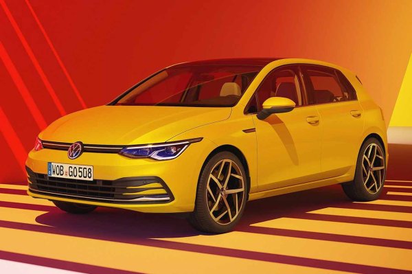 Volkswagen Golf винаги е бил еталон, а богатата му гама е особено впечатляваща. Можете да го изберете с обикновен бензинов двигател, дизел, по-динамична версия като GTI или R... както и с e-Hybrid версията с етикет за нулеви емисии и хомологиран пробег от 143 км.

Задвижващият му агрегат може да се похвали с 204 к.с., така че със сигурност не му липсва мощност. Това обаче е донякъде компрометирано от багажника, който трябва да побере батериите, намалявайки капацитета му до 273 литра. Цената започва от 80 800 лева.
