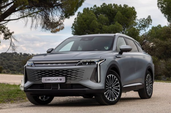 Навлизаме в китайската територия, където електрификацията, както изцяло електрическа, така и в plug-in хибридна форма, е нещо обичайно. Omoda 9 SHS, който наскоро започна да се предлага и в България, е един от онези модели, които потвърждават бързата еволюция и адаптивност на компаниите в Китай.

4,78-метров SUV с багажник от 471 литра и комбинирана мощност от 535 к.с., който струва с няколко хиляди евро повече от Audi A3 e-Hybrid. Лудост. Нещо повече, той се отличава с добро качество на интериора, достатъчно пространство и много комфортно возене. Има електрически пробег до 145 км. Цената е близо 103 000 лева.
