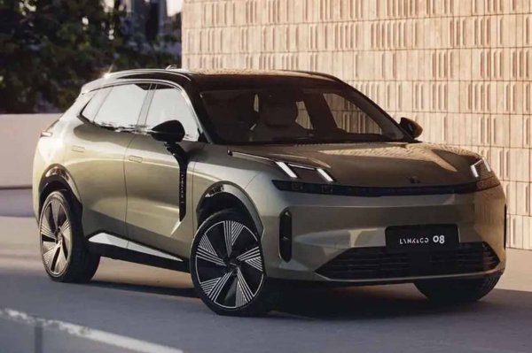 Последният модел в галерията също вече се предлага у нас и е с най-дългия пробег сред plug-in хибридните автомобили. Това е Lynk & Co 08, друг SUV, и също китайски... или поне половината от него. Другата половина е шведски. Модел, който се откроява с много добро съотношение цена-качество.

Пробегът на ток на този автомобил е невероятните 200 км!!! Цената му започва от малко над 103 000 лева, а в замяна получавате кола с дължина 4,82 м и багажник с минимален капацитет от 545 литра, най-големият в този списък. Обещава да бъде хит през 2026 година.