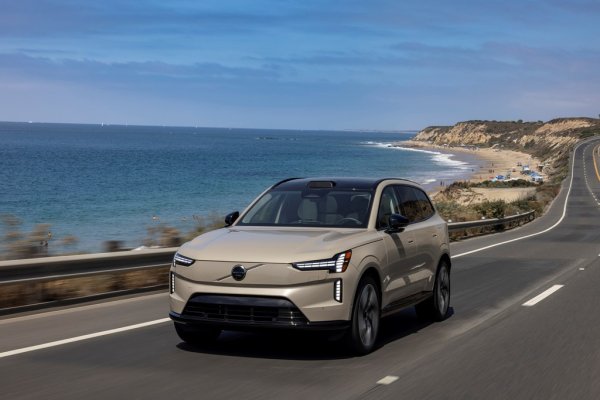 "За мен отправната точка е да имаш правилния продукт. Ако го имаш, клиентите ще дойдат. След това вече субсидиите могат да помогнат, като ускорят прехода. Затова сега говорим за по-прагматичен подход от страна на Volvo, при който ще имаме и плъг-ин хибриди успоредно с електромобилите за по-дълъг период в бъдещето. Но да, субсидиите помагат преходът да стане по-бързо, това е ясно". 
  
НА СНИМКАТА: Новото електрическо Volvo EX90
