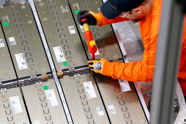 "Джойнт-венчърът ни с Northvolt в момента строи завод за батерии тук, в Гьотеборг. За момента този проект се движи в рамките на предвидените срокове, както и на предвидения бюджет. Така че напредъкът ни е добър". 
