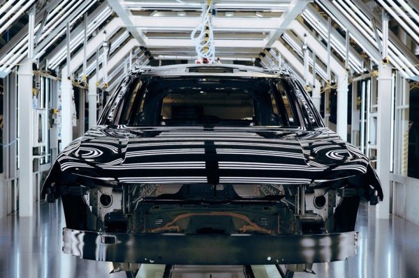 "Честно да ви кажа, не знам. При днешната ситуация по света е невъзможно да видиш бъдещето в кристално кълбо. Онова, което знам, е, че когато има много непредсказуемост - както е днес и на автомобилния пазар, и в света като цяло - тогава ти трябва много гъвкавост. Затова и променихме плановете си и ще предлагаме плъг-ин хибриди по-дълго време. Защото трябва да покриваме нуждите на клиентите на различни пазари, в различни части на света. Така че не мога да ви посоча крайна дата. Никой не може". 
