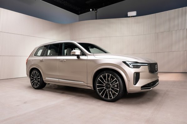 "Не мога да навляза в детайли за бъдещи продукти, но вече ни чухте днес да говорим за един нов, по-прагматичен подход. Ние имаме много силни плъг-ин хибридни предложения. ХС60 например беше най-продаваният плъг-ин хибрид в Европа през първото полугодие. Това е нещо, в което ще продължим да инвестираме. Но не мога да ви дам повече подробности за конкретни модели". 
    
НА СНИМКАТА: Изцяло обновеното Volvo XC90
