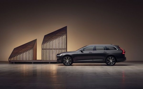 "Интересен въпрос, но ще трябва да ви дам най-скучния отговор: не мога да коментирам бъдещи продукти. Все пак е вярно, че Volvo има богати традиции при комбитата. Но е вярно също, че този сегмент в последните десетилетия загуби територия в полза на SUV моделите и сега е доста по-малък, отколкото беше". 
