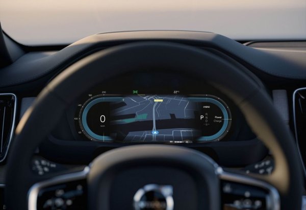 "Има много възможни отговори, много различни слоеве в този въпрос. Самоуправляващият се автомобил е много повече от просто нов продукт - той изисква промени в обществото, в регулациите, които няма да са лесни. В ЕХ90 ние имаме изключителни сензори, осигуряващи предостатъчно информация на компютъра и останалите системи. С напредъка на софтуера и регулациите това ще еволюира. Асистиращите системи днес са добро начало. После ще видим кога пазарът ще бъде готов за напълно автономни автомобили. Често да си призная, мисля, че ще отнеме време. Колите без волан ми изглеждат все още далече в бъдещето. Всъщност по-далече, отколкото ни изглеждаха преди пет години". 
