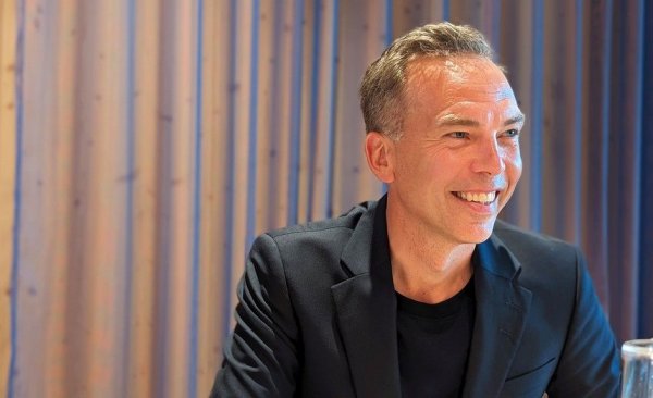 "Ние донякъде подценявахме огромните ползи от единната архитектура. Ако правиш всичките си модели с уникални технологични решения, ще прекарваш цялото си време само да ги ъпдейтваш и обновяваш. Това е огромна работа. Ако строиш всички модели върху една технологична основа, това дава несравнимо повече свобода. И ни дава също възможност да се фокусираме върху подобряването на главния изчислителен модул, вместо просто да поддържаме някак множеството варианти в различни модели. 
Така че да, това ще ни даде огромна гъвкавост в бъдеще".
