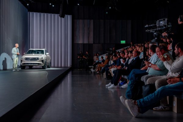 "Мисля, че трябва да се гордеем с наследството си. Не са много автомобилните компании, които могат да кажат, че са на пазара от 97 години. В момента световният пазар е една голяма каша и нашата марка е най-силният ни актив. Така че да, гордеем се, че сме производител с традиции. Мислете за нас като за традиционна компания с много интересно технологично бъдеще. Не смятам, че традициите ни правят бавни. Това е свързано по-скоро с мащабите на един производител - а ние сме относително малък производител, което ни прави достатъчно гъвкави и бързи. Доказателството е, че вече имаме на пазара автомобил с eдин централен изчислителен модул, докато останалите все още имат затруднения да го постигнат". 
  
НА СНИМКАТА: Джим Роуън, главен изпълнителен директор на Volvo, представя новото XC90 в Гьотеборг
