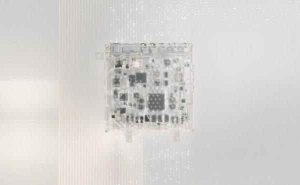 "По множество начини, бих казал. Мисля, че кризата за чипове и пандемията научиха тази индустрия на много уроци за устойчивостта на веригата за доставки. Нашият единен изчислителен модул всъщност ни помага в това отношение, защото съсредоточаването на изчислителната мощ върху един чип намалява много зависимостта ни от дистрибутори и доставчици - особено в сравнение с класическата автомобилна архитектура, при която имате стотици чипове, разпръснати из цялата кола. Ние имаме много добри отношения с Nvidia, която ни доставя централния чип за ЕХ90. Това е изключително важно партньорство, което ще продължим да развиваме".