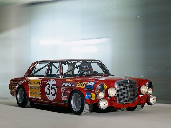 Със сигурност това не е най-бляскавият прякор, но трябва да признаем, че този автомобил го носи с гордост и достойнство. Машината е базирана на луксозния GT модел 300 SEL 6.3. След щателната намеса на AMG обаче, името е променено на Mercedes-Benz 300 SEL 6.8 AMG, което освен за намесата на AMG, свидетелства и за увеличение работен обем до 6.8 литра.
Когато стартира в състезанието за издръжливост &ldquo;24 часа на Спа&rdquo;, &ldquo;Червеното прасе&rdquo; впечатлява мнозина, а след денонощие пистови битки на пълна газ, колата в крайна сметка финишира на престижното второ място в общото класиране.
