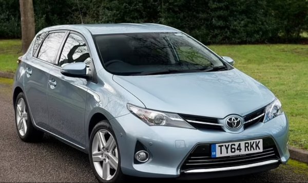 Auris, заменен от Corolla през 2019 година, беше в продължение на почти две десетилетия семеен хеч-бек от Toyota, конкурент на Ford Focus, Opel Astra и VW Golf. С избора си на хибридни задвижвания, той се смяташе за един от по-екологичните варианти. Но в същото време страшно надежден. И изглежда, че второто поколение на Auris, продавано между 2012 и 2019 година, продължава да е доста здраво.

По-малко от средно трима от десет собственици казват, че техният Auris е имал дефект през последните 12 месеца.  Само 7% от шофьорите са заявили, че тяхната Toyota се е повредила за ремонт, а средно 5,3 дни извън пътя е по-висок процент от останалите автомобили в този списък.

За около 5500 евро по европейските автокъщи се намира кола, с която много малко семейни автомобили могат да се сравняват. На тази цена.
