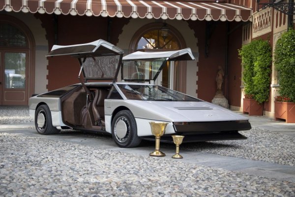 Втората голяма награда във Вила д'Eсте е Златната купа, присъждана от публиката. Най-често тя се пада на някоя италианска класика, по разбираеми причини. Но тази година посетителите и журналистите предпочетоха този уникален Aston Martin Bulldog от 1979 година, с 5.3-литров V8 и каросерия, изработена от Tickford.
