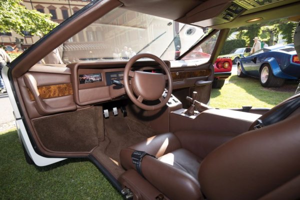 В края на 70-те Aston Martin приема поръчка от клиент да създаде автомобил, сподобен да развие 200 мили в час (320 км/ч). Използвана е тръбна конструкция и стандартният по онова време за компанията V8, но с добавен турбокомпресор. Купето е високо едва 1.09 метра. Вратите тип чайка се отварят от мощен хидравличен механизъм. В крайна сметка начинанието е провал - единствената произведена бройка в тестовете развива едва 192 мили в час. Но сегашният собственик е твърдо решен да бие това постижение по-късно през 2022 година. 
