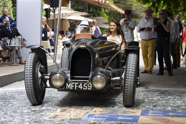Наградата FIVA за най-добре съхранена кола от довоенната епоха се падна на това Bugatti от 1934 година - истинска състезателна машина с 3.3-литров мотор с осем цилиндъра. На практика това е последният модел на компанията от Елзас, печелила Гран при (на "Спа" в Белгия). 
