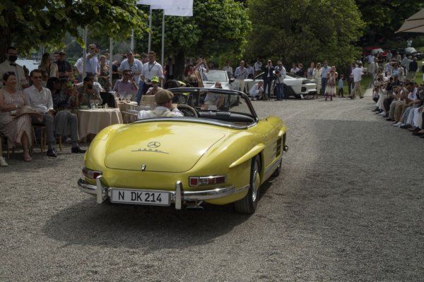 Автомобилът е уникален с няколко неща: първо, това е изобщо първият регистриран 300 SL Roadster, на 28 април 1961. Второ, си остава в оригинално състояние и дори пази оригиналното допълнително оборудване, включително комплект куфари и спортни колани от Karl Baisch. И трето, колата има пълна сервизна история, като е поддържана от един и същи сервиз на Mercedes в Нюрнберг в продължение на шест десетилетия. 
