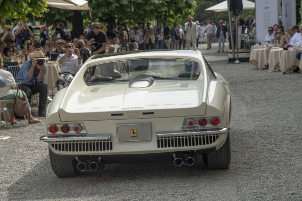 Произведени са две бройки. Дизайнът е дело на младия стилист на Pininfarina Алдо Бровароне. Колата е необичайно издължена, за да вмести удобно 4.4-литровия V12 двигател. Но най-впечатляващ е интериорът: шофьорът е разположен централно под прозрачния покрив, а пътническите места са зад двете му рамене. McLaren F1, само че половин век по-рано. 
