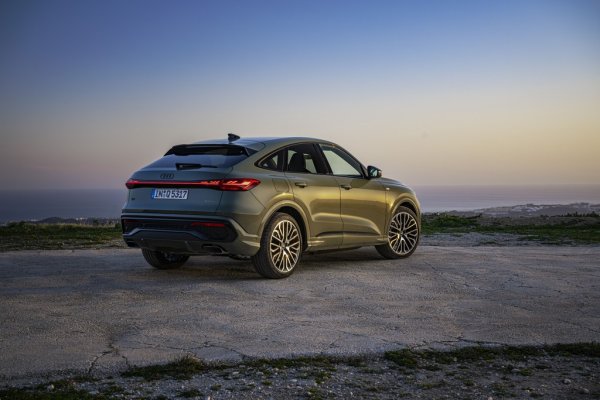 2.0 TFSI: 204 конски сили, 340 Нм максимален въртящ момент, 8.6 секунди 0-100 км/ч, 226 км/ч максимална скорост. 
2.0 TFSI quattro: 204 конски сили, 340 Нм максимален въртящ момент, 8.6 секунди 0-100 км/ч, 226 км/ч максимална скорост. 
2.0 TDI quattro: 204 конски сили, 400 Нм максимален въртящ момент, 7.4 секунди 0-100 км/ч, 226 км/ч максимална скорост. 