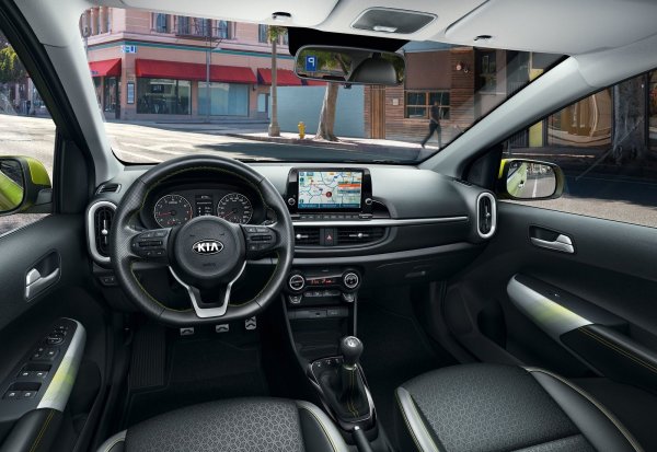 И тук предлаганият в България модел на Kia e малко по-скъп, но пък е по-добре оборудван. За тази сума клиентът получава ниво на на оборудване LX, в което освен аудиосистема с радио и MP3-плейър е включен и климатик. Джантите също са 14-цолови стоманени.