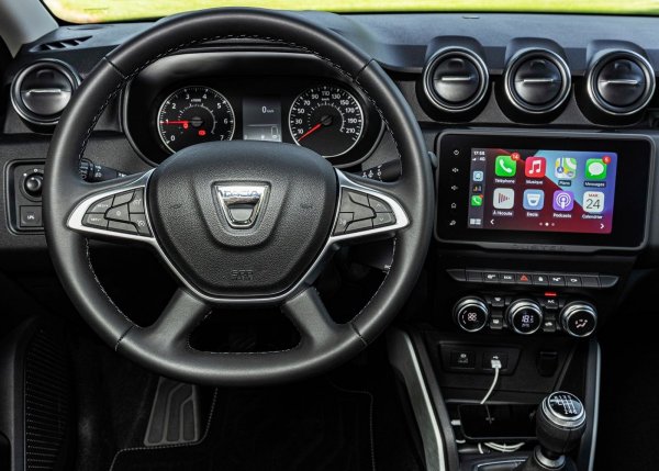 Тук разликата в полза на предлагания в Германия вариант изглежда доста голяма, но това се дължи на оборудването. В България този модел е достъпен в три нива на оборудване, като най-ниското е Comfort, при което цените стартира от близо 32 000 лв. Тази версия е с двигател TCe 100, който работи на бензин и на пропан-бутан и развива мощност от 100 к.с. В оборудването на модела влизат мултимедийна система с 8-инчов сензорен екран, радио с управление от волана, фарове за мъгла, заден паркинг сензор и др.