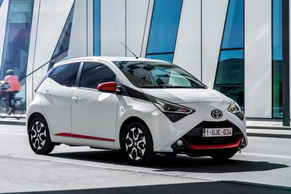 Неговите структурно идентични братя и сестри, произведени от Citroen и Peugeot, вече не могат да се поръчват, но Toyota Aygo все още е в играта и се продава. На хоризонта се задава негов наследник, но вероятно ще бъде по-скъп. В най-достъпния си вариант настоящият Aygo е с 5 врати (версия X-Business), която получава мотор със 72 к.с. и климатик.