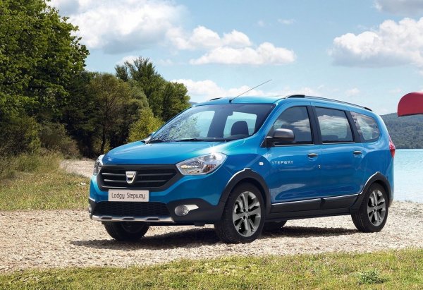 По-рано този месец Dacia представи новия си модел Jogger, което означава, че Lodgy си отива. Независимо от това, този автомобил все още е доста приемливо предложение за тези, които се нуждаят от повече място. Неговите цени в Германия стартира от 13 900 евро, като клиентът получава бензинов турбомотор със 100 к.с. и климатик.