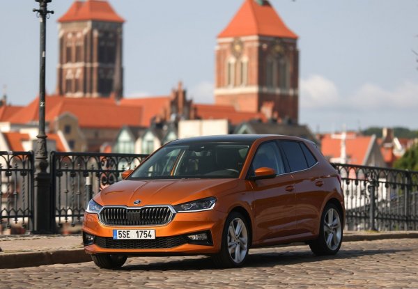 Четвъртото поколение на Skoda Fabia се появи съвсем скоро на пазара, като базовата версия "Easy" съвсем скоро ще бъде на разположение на дилърите и със сигурност ще се предлага на атрактивна цена. Тя ще бъде насочена към клиентите на по-малката Skoda Citigo, но ще се опита да се конкурира и с Dacia Sandero. Двигателят е 1,0-литров, атмосферен с 3 цилиндъра, който развива 66 к.с.

Fabia Easy ще се предлага в универсален цвят "Energy Blue", като получава фарове с LED-технология, предупреждение за напускане на лентата и асистент за смяна на светлините при шофиране, както и ограничителя на скоростта. Има още аудиосистема Swing с 6,5-инчов екран, слот за SD карта с памет и цифрово радио DAB +. От друга страна обаче - няма климатик.