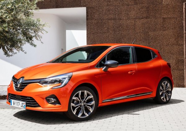 Още базовата версия на модел изглежда доста добре, така че клиентът няма да остане разочарован, когато посети търговеца. Както при Renault Twingo и Dacia Sandero, така и при най-евтиното Clio двигателят е атмосферен с мощност 65 к.с. Той струва 14 250 евро, като климатикът се заплаща допълнително.