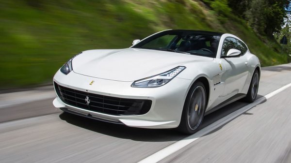 Днес GT автомобилите трябва да се много добри и на лоши пътища и това важи в пълна степен за наследника на FF &ndash; Ferrari GTC4 Lusso. Тук не става въпрос само за комфортната возия, както може да се очаква от GT модел на Ferrari атмосферният V12 мотор с обем 6,3 литра, задвижването 4х4, управлението на четирите колела и четирите места на борда покриват най-важните изисквания на автомобилите от този толкова особен клас.
