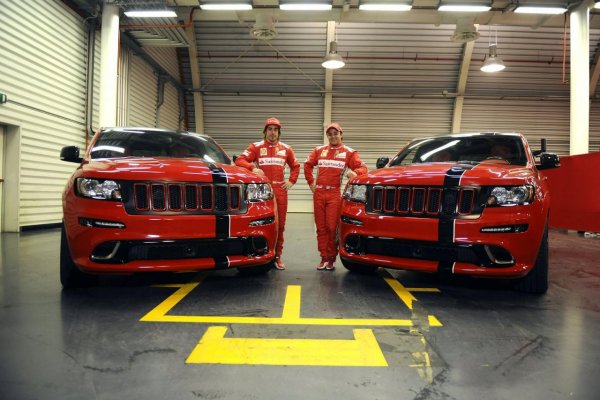 Jeep Grand Cherokee SRT8 за пилотите на Ferrari