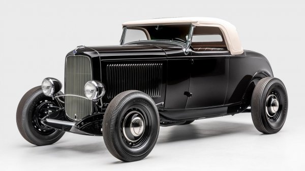 Както отбеляза Top Gear, това изглежда точно като автомобила, с който Чък Йегър се прибира у дома от авиобазата Едуърдс, след като току-що пръв е преминал звуковата бариера със своя Bell X-1.
Това е и най-чистият образец за хотрод в колекцията на Хетфийлд, изработен от прочутия майстор Джош Милс. Старият Ford от 1932 е модифициран само с компоненти, които са били налични по онова време - старомодни карбуратори Stromberg и всмукателни колектори Edelbrock.
