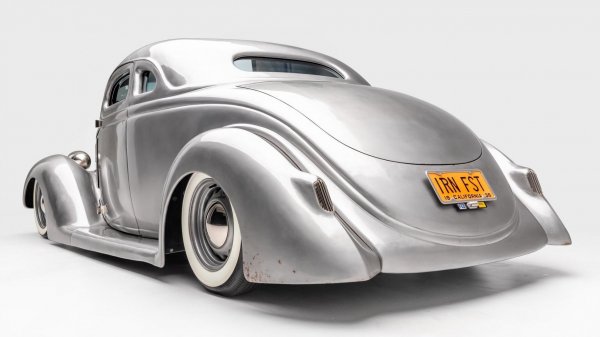 Понякога най-добрата боя е несъществуващата, и този "Железен юмрук" го доказва убедително. Той е базиран върху Ford Coupe от 1936 година.
