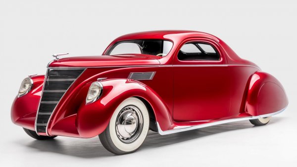 Днес сме свикнали да поставяме знак за равенство между "класически американски автомобил" и "V8 двигател", но всъщност в класиската ера на американското автомобилостроене двигателите бяха доста по-големи. Ето например този Lincoln Zephyr от 1937 с неговия 4.4-литров V12. Тук той е съхранен в началния си вид, а и доработката на купето е направена с респект към оригиналния модел. 
