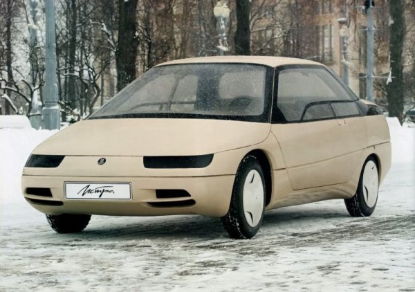 След разпадането на Източния блок и съветските дизайнери започват да се чувстват по-разкрепостено - в резултат в АЗЛК се появява нов прототип, 2144 Истра. Той е още една стъпка към бъдещето - с алуминиев корпус, врати тип чайка и коефициент на въздушно съпротивление от едва 0.149. Автомобилът има пневматично окачване и променлив просвет. Но никой дори не си помисля да произвежда такава кола в смутните времена в началото на 90-те. Тя е по-скоро последно доказателство, че дизайнерите и инженерите на Изток също са способни на оригинални идеи, когато им се даде възможност. 
