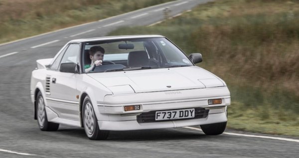 Toyota, сред многото си признания, е известна с усъвършенстването на достъпния спортен автомобил със средно разположен двигател.

Оригиналният MR2 кара повечето от съперниците преди и след това (включително Ferrari-355) да изглеждат недодялани.
Porsche 914 представя средно разположения двигател на масите през 1960 г., но X1/9 на Fiat може да се разглежда като по-подходящ прародител на MR2.

Ярко геометричният дизайн на Марчело Гандини прави заместителя на Fiat 850 Spider да изглежда футуристичен, дълго след продължителния си производствен живот.

Ъгловатите панели на първия MR2, плюс разположения в средата двигател, ясно показват вдъхновение от малкия Fiat, въпреки че по отношение на шофирането, творението на Toyota  е в съвсем различна лига.
