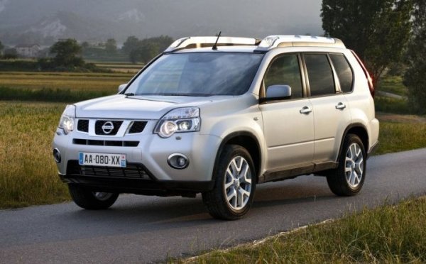 Второто поколение на X-Trail е последното, в което можете да получите класически хидротрансформатор - след това с пълна сила настъпват вариаторите. При това класическият автомат тук е достъпен само в доста скъпата комбинация с двулитров дизел (150 или 173 коня) и задвижване на четирите колела. 
Компенсация за по-високата цена е доста добра издръжливост. Дизеловият агрегат M9R е един от най-здравите. Ангренажната верига издържа 250-300 хиляди километра. Самият мотор е с чугунен блок и може да направи половин милион. Горе-долу такъв е и ресурсът на автоматичната трансмисия Jatco JF613E - стига да положите известни грижи за нея. 
