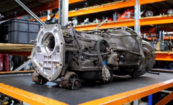 И двата се съчетават с 4-степенен автомат Aisin AW03-72LE - муден и старомоден, но феноменално издръжлив. Единствените оплаквания от него са за износване на фрикциони към 200-250 хиляди километра. С нормално обслужване тази кутия ще издържи и половин милион километра. 
При сравнително рядката върхова версия с 3.2-литров V6 двигател (233 коня) автоматикът е 5-степенен, отново от Aisin (A750F). Това също е много добра трансмисия, използвана също в Toyota Land Crusier и Mitsubishi Pajero. Проблемите тук идват от мотора, пословичен с жаждата си за масло и с бързо износващата се верига (чиято смяна върви само в комплект с четирите фазоразпределителни механизма - на баснословна цена). 