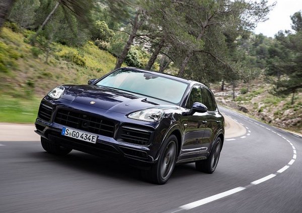 Пробегът само на ток на този германски модел е 40 км. И като се има предвид 3-литровият V6 с турбокомпресор, кросоувърът е доста скромен по отношение на апетита към гориво. Максималната скорост е ограничена до 257 км/ч.