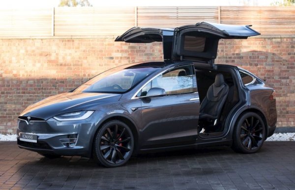 Ако някой ден някой успее да върне на Земята злополучния Roadster, изстрелян от Илон Мъск в космота, може и да се сдобие с първата колекционерска Tesla. Междувременно най-скъпата кола с тази марка си остава серийният Model X P100D, която с всички екстри може да стигне до 180 000 долара.
