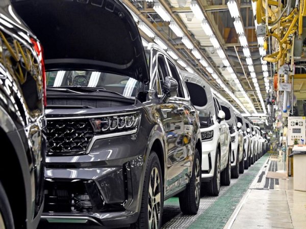 Корейският гигант отчете 103.99 трилиона вона (78.1 милиарда евро) оборот за 2020 година. Нетната печалба на двете побратимени компании е 1.924 трилиона вона, или 1.445 милиарда евро - доста под тази за 2019 година, която възлизаше на почти 2.4 милиарда евро. 
