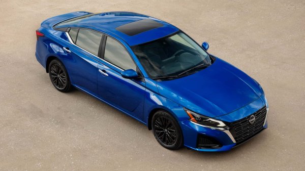 Японският производител вече се отказа от един модела &ndash; Maxima, сега идва ред и на Altima. Тя дебютира още през 1993, като дълго време се радваше на голяма популярност сред купувачите. Постепенно Altima се превърна в седан със средни размери и ще напусне пазара точно като такъв.