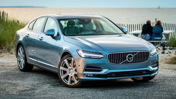 Да, има ново Volvo S90 за 2026, но само за Китай. Останалите пазари няма да получат модела, тъй като той се сглобява само в азиатската държава. И митата за китайския коли, наложени от САЩ и Европа, ще го оскъпят значително, което го прави непродаваем. Вариантът с преместване на производство в Щатите също не е рентабилен, тъй като през миналата година на местния пазар да продадени едва 1300 бройки от модела.

