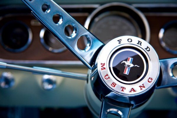 Реплика на оригиналния Ford Mustang, оборудвана със съвременни технологии 